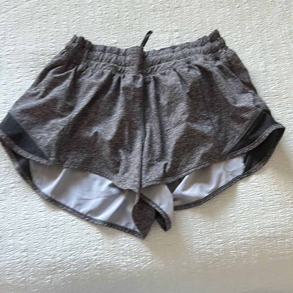 Lululemon Hotty Hot low rise short size 6
